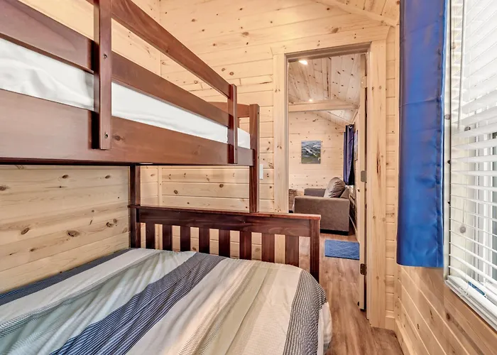 Aqua Lodges At 47Th Street